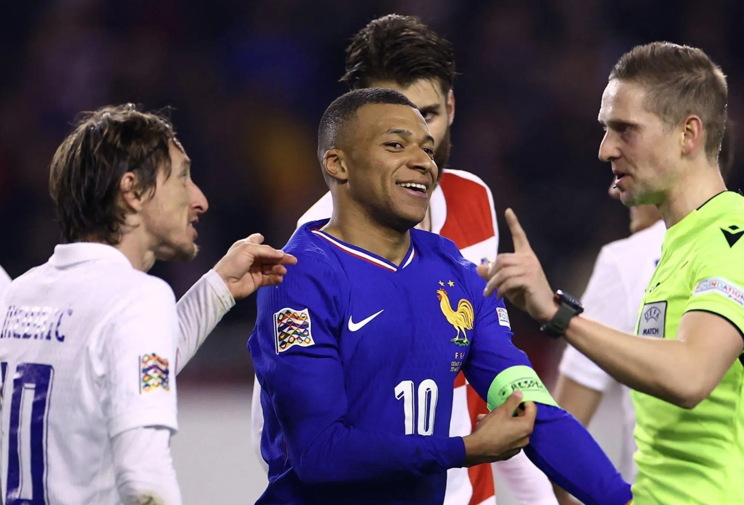 克罗地亚队与对手激烈对抗，最终获胜