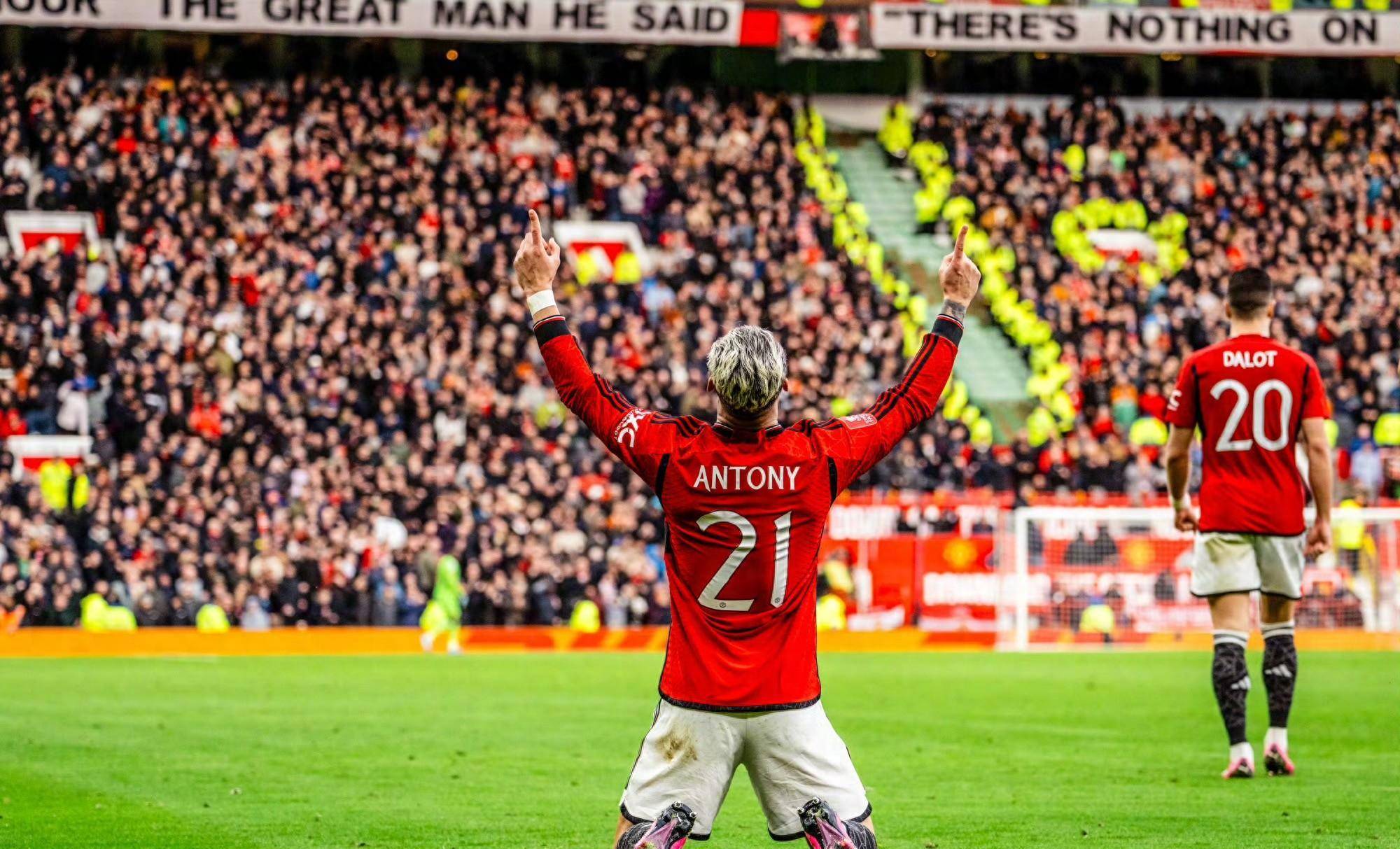 曼联主场大胜,球迷狂欢庆祝 曼联主场大胜,球迷狂欢庆祝