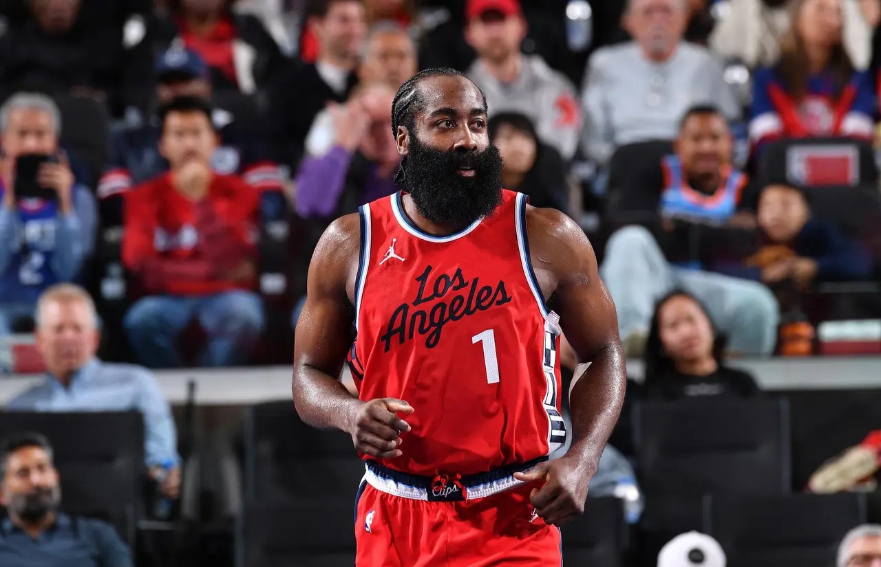 火箭主场击败独行侠,哈登表现抢眼 火箭主场击败独行侠,哈登表现抢眼