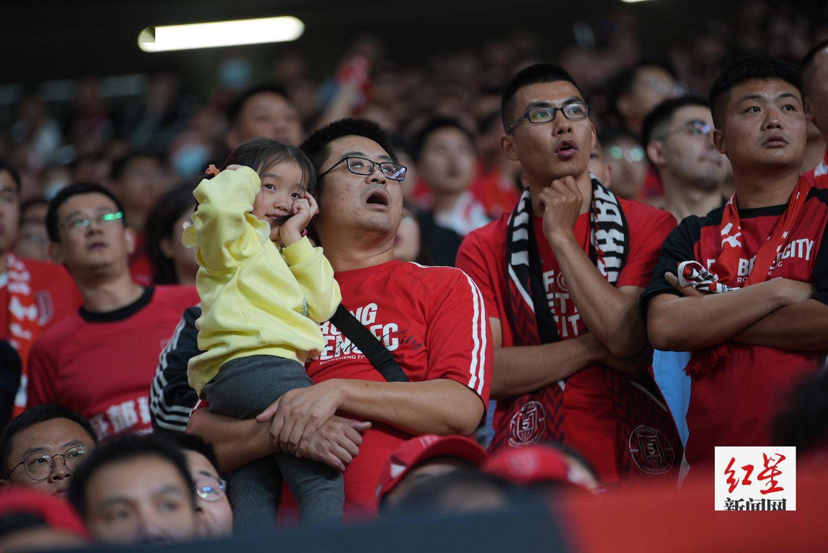 场面火爆！足球观众席沸腾不已的简单介绍