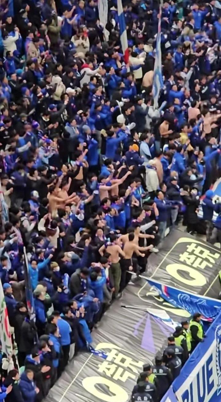 场面火爆！足球观众席沸腾不已的简单介绍